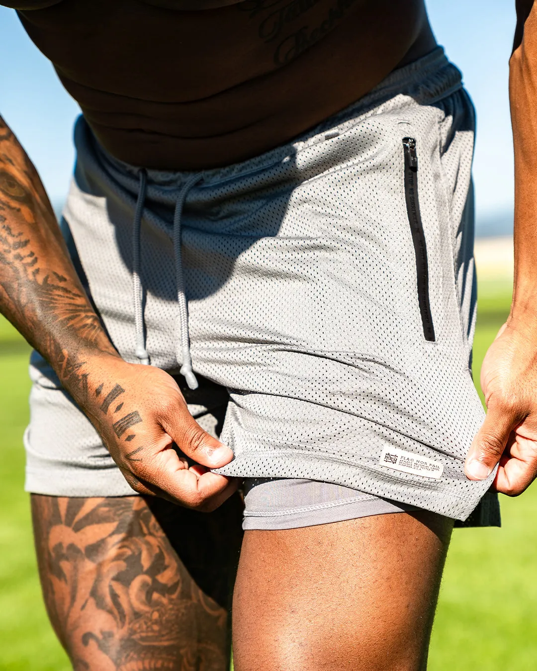 MENS MOMENTUM PATCH MESH SHORTS - WHITE